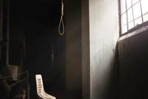 Phó giám đốc bảo hiểm xã hội chết trong tư thế treo cổ