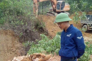 Phát hiện kho đạn pháo khi xúc đất