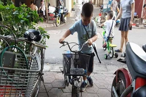 6 tuổi đi làm kiếm tiền và nói về... tình yêu