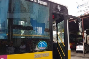 Xe buýt đang chạy vào bến, bị ném vỡ kính 