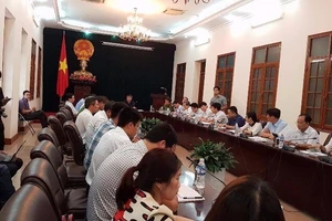 Bắt 2 người phụ nữ đổ chất thải lên phản thịt heo