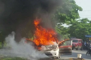 Nắng nóng, taxi bị thiêu rụi vì rơm rạ