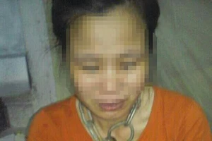 Xích vợ, đánh con trai rạn xương