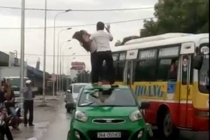 Nhảy nhót trên nóc taxi, cô gái trẻ bị tài xế đánh