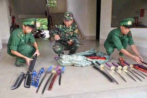 Bị truy đuổi, cô gái vứt cả bao dao, kiếm xuống đường