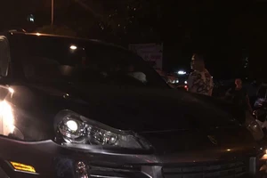 Tài xế ngủ say sau khi tông nhiều xe máy trên đường