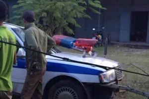 Dân cạy cửa xe, đưa CSGT gặp nạn đi cấp cứu