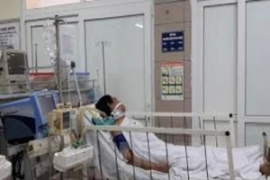 7 người ngộ độc do uống nhầm rượu ngâm thuốc bóp chân