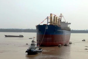 Tàu phát nổ, 4 thuyền viên bị thương nặng