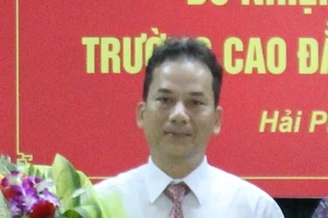 Hiệu Phó trường Cao đẳng cầm đầu đường dây làm bằng giả