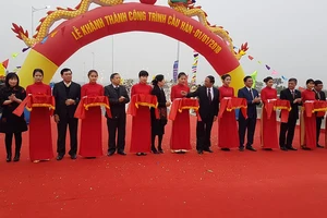 Người Hải Phòng đón năm mới trên 2 cây cầu mới