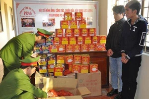 Dân Hải Phòng nộp nhiều súng, đạn cho công an