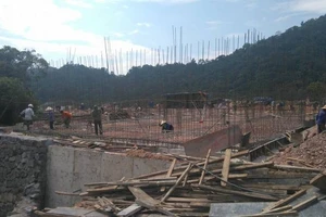 4 công nhân ngã giàn giáo tại trung tâm lễ hội Yên Tử