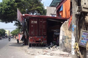 Container mất lái đâm xuyên 4 nhà dân