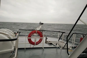 Cứu 8 người gặp nạn trên biển trong điều kiện sóng to, gió lớn