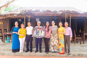 Bà Tatiana Pugh Moreno (thứ tư từ phải sang) thăm nhà lưu niệm Đại tướng Võ Nguyên Giáp tại xã Lộc Thuỷ. Ảnh: BT