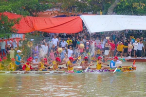 Về quê hương Đại tướng Võ Nguyên Giáp xem đua, bơi thuyền mừng Tết Độc lập