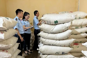 Đội Quản lý thị trường số 7 kiểm đếm số hàng hoá vi phạm. Ảnh: Cục QLTT Quảng Bình