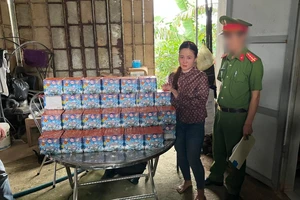 Trần Thị Viên cùng tang vật. Ảnh: CAQB