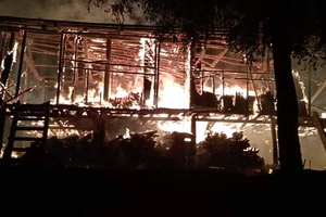 5 người thoát chết trong căn nhà cháy rụi lúc nửa đêm