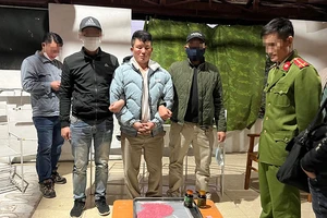 Phát hiện 1 người giấu gần 1.400 viên hồng phiến trong nhà