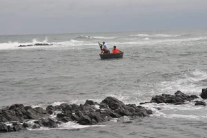 Cặp vợ chồng bị sóng biển cuốn trôi trong lúc hái rong mơ