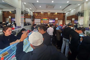 Người dân Quảng Bình tấp nập mua vàng