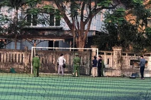 1 người bị khung cầu môn ngã đè tử vong