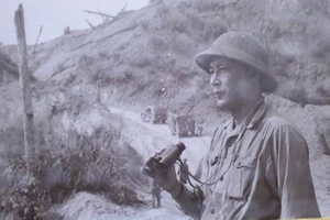 Tư lệnh Đồng Sỹ Nguyên thị sát trên đèo Phu La Nhích – Đường 20 Quyết Thắng ,tỉnh Quảng Bình năm 1972. Ảnh: Tư liệu