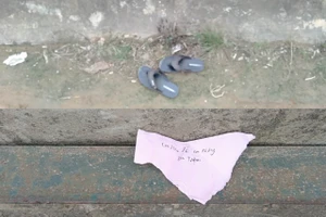 Tìm thấy nam sinh để lại dép và mảnh giấy 'con không ăn trộm' trên cầu