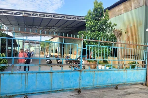 Người đàn ông treo cổ trong khuôn viên công ty