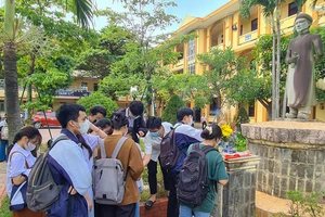 Nhiều thí sinh đến dâng hương trước tượng cụ Đào Duy Từ 