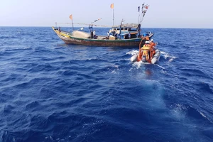 Tàu Cảnh sát biển 2 ra khơi đưa ngư dân bị tai biến vào bờ chữa trị