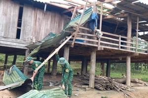 Quảng Bình: Lốc xoáy tốc mái hàng chục ngôi nhà