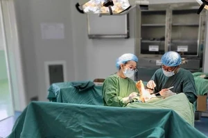 Cụ ông 81 tuổi nguy kịch vì sử dụng thuốc nam không rõ nguồn gốc