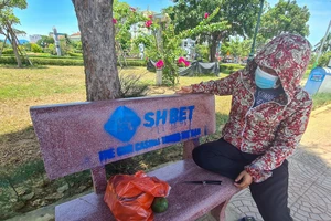 Chủ tịch Quảng Bình chỉ đạo xử lý vụ biến ghế đá thành nơi quảng cáo cờ bạc