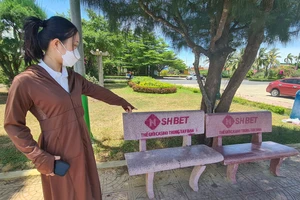 Hàng loạt ghế đá công cộng bị phun sơn quảng cáo cờ bạc