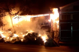 Lửa thiêu rụi bãi phế liệu của một hộ dân ở Quảng Bình