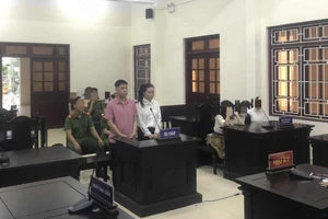 Lê Toàn và Trần Thị Nhung tại phiên xét xử sơ thẩm