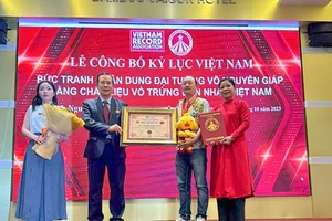 Bức tranh Đại tướng Võ Nguyên Giáp làm bằng vỏ trứng đạt kỷ lục Việt Nam