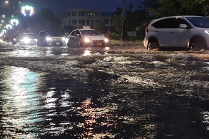 Quảng Bình: Hàng loạt phương tiện lội nước, chết máy do mưa lớn kéo dài