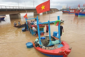 Mưa lớn ở Quảng Bình làm chìm tàu cá