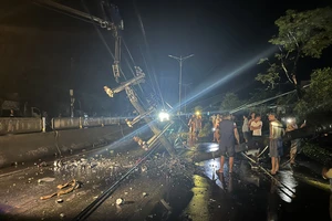 Xe cứu thương tông gãy trụ điện, 3 người trên xe bị thương