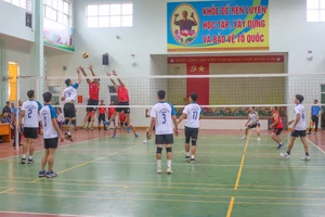 Ngành giáo dục 6 tỉnh miền Trung tranh tài đánh bóng chuyền