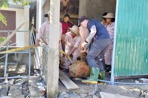 Người dân phát hoảng vì quả bom nặng 340 kg