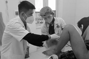 Vượt hơn 50 km đường rừng để hỗ trợ 2 sản phụ người Bru-Vân Kiều 