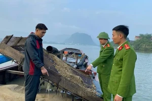 Đang hút trộm cát trong đêm thì bị công an tóm