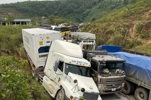 3 xe đầu kéo tông nhau, Quốc lộ 12A kẹt cứng