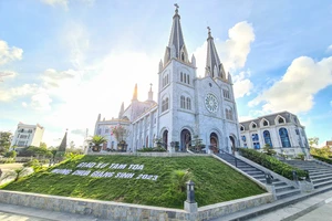 Chiêm ngưỡng nhà thờ được xây dựng từ hơn 1000 khối đá ở Quảng Bình.