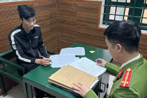 Nam thanh niên dùng mũ bảo hiểm đánh vỡ nhãn cầu, khiến 1 người phải lắp mắt giả